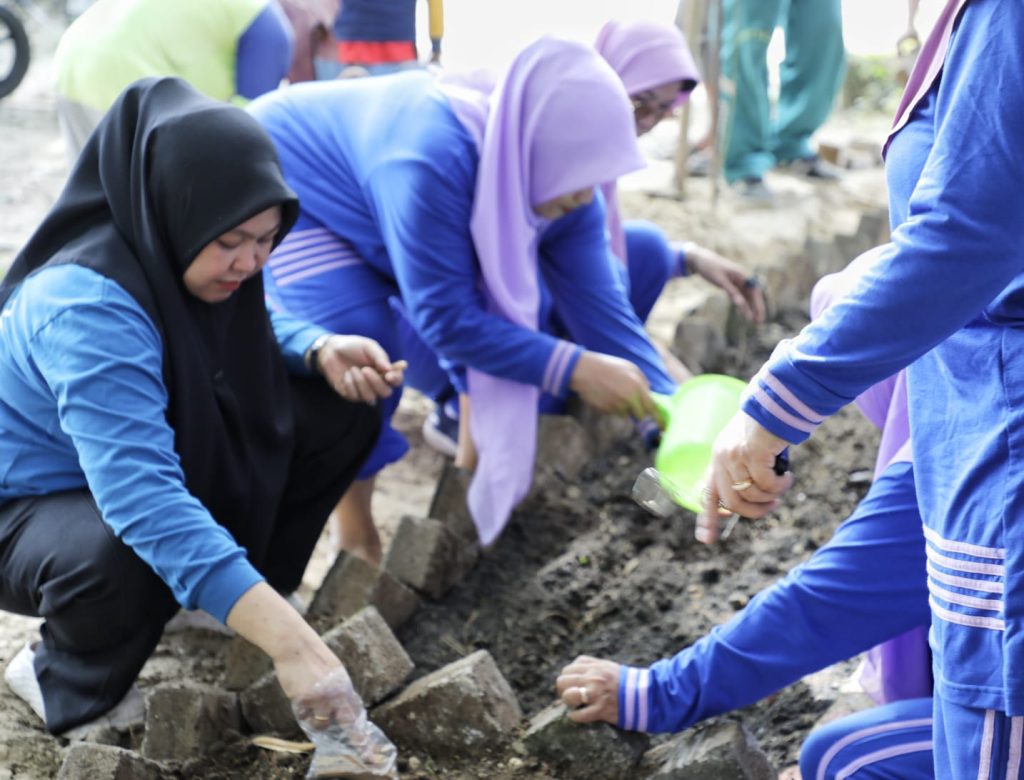 Tim Penggerak PKK Melaksanakan Jum’at Bersih.