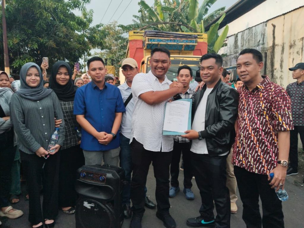 Ketua DPRD Maros Temui Demonstran di Jalan Poros Pattene, Tampung Lima Tuntutan Warga