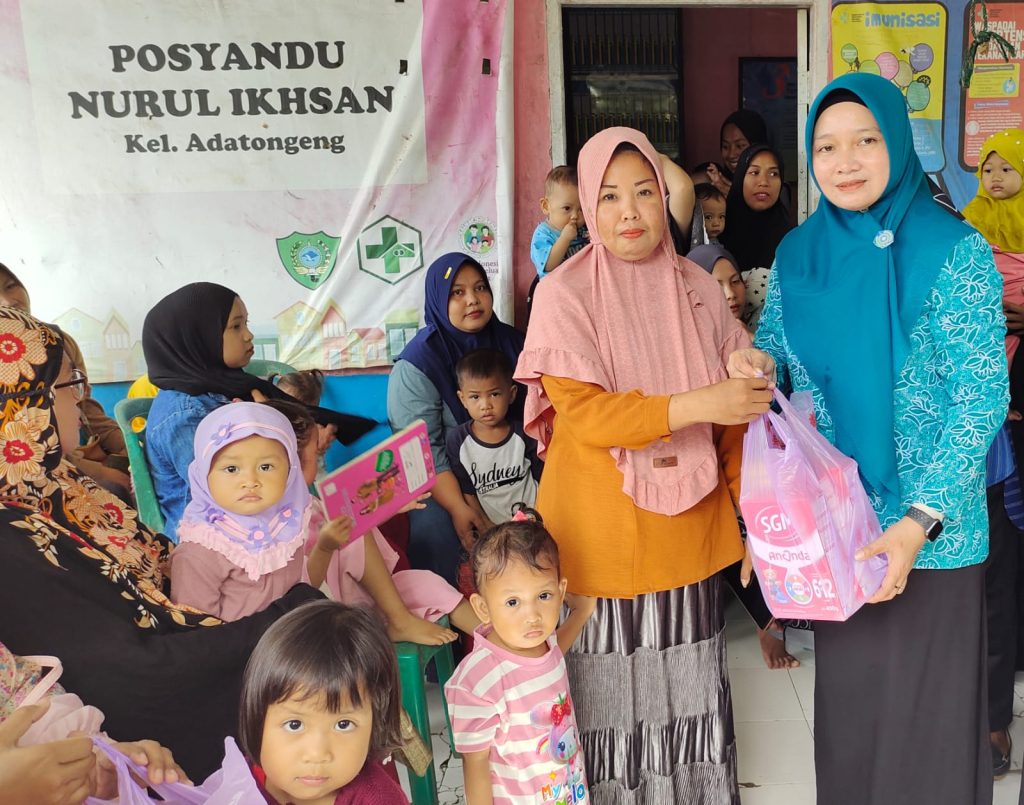 Percepatan Penurunan Stunting Di Kab.Maros, TP PKK Maros Pokja III Berikan Bantuan Susu Dan Biskuit Di Posyandu Nurul Ikhsan Turikale