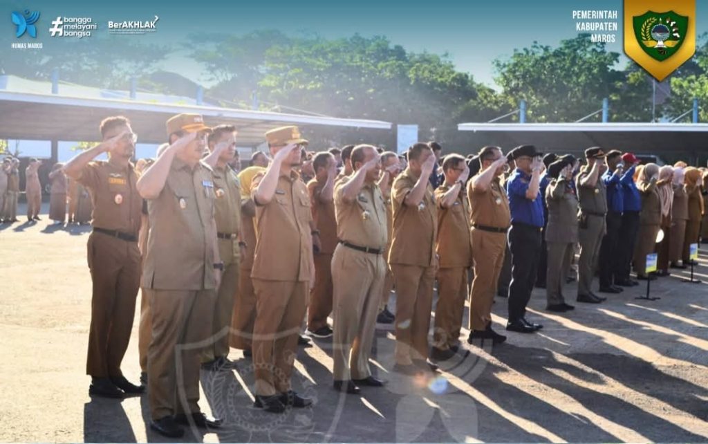 Wakil Bupati dan Sekretaris Daerah Maros Ikuti Apel Penghormatan Bendera di Lapangan Pallantikang