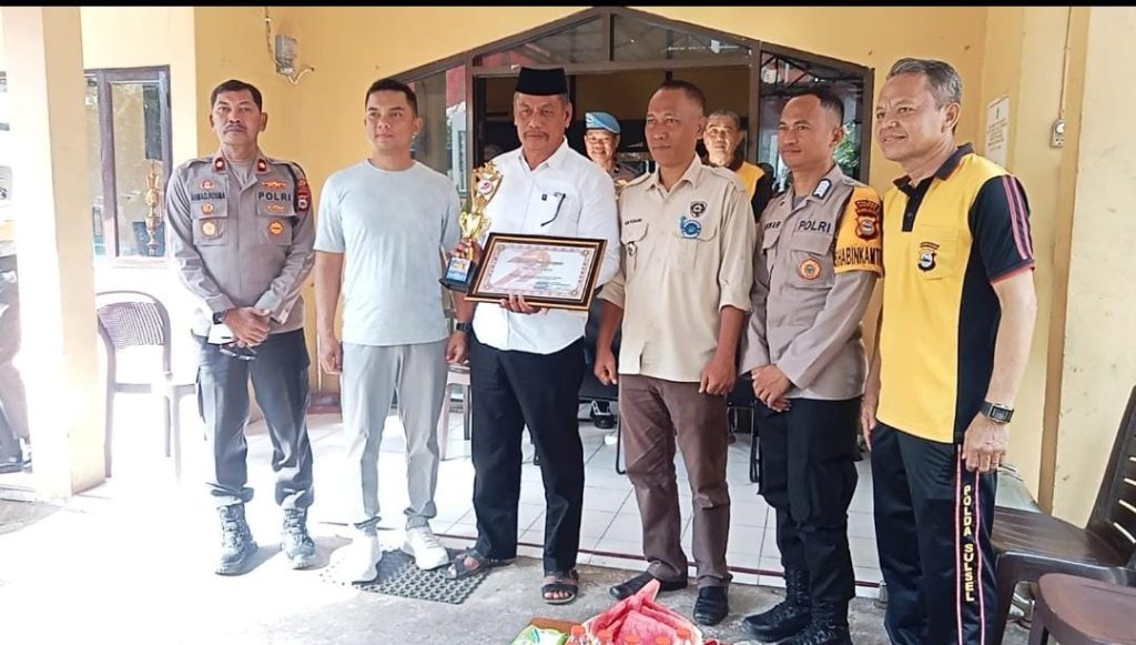 Wujud Nyata Dukungan Ketahanan Pangan, Kapolres Maros Serahkan Hadiah Lomba Pekarangan Pangan Bergizi (P2B)