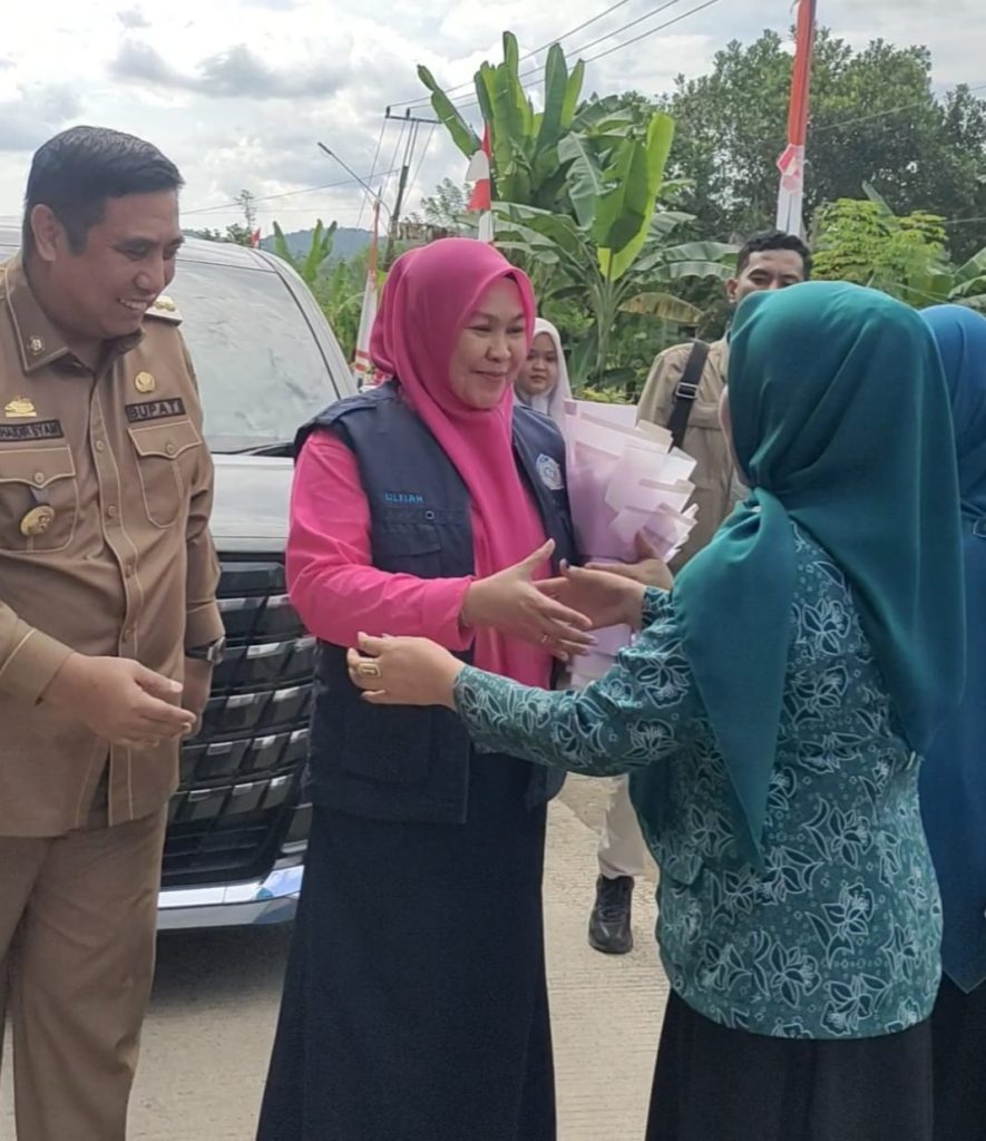 Dalam Rangka HUT HKG ke-53 Tim PKK Maros Di Dampingi Bupati Kunjungi Kecamatan Tompobulu