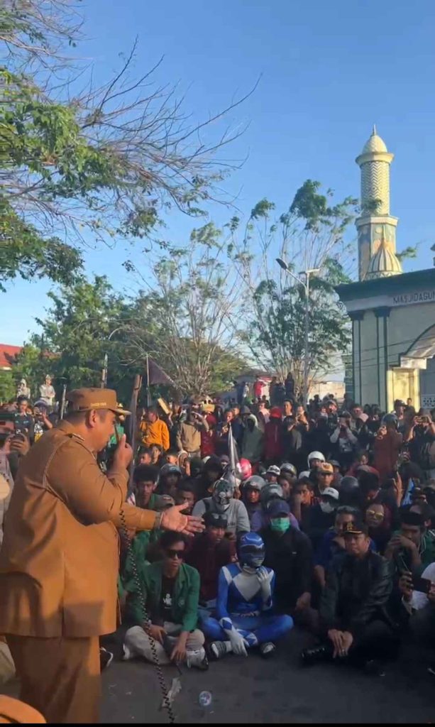 Senja Damai di Butta Salewangang: Ketika Chaidir Syam Memegang Mikrofon di Tengah Asap Ban