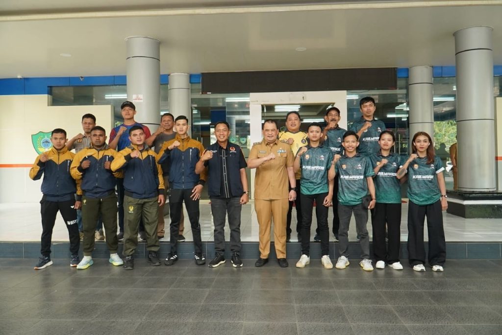 Ketua KONI Dan Wakil Bupati Maros Lepas Tim Muay Thai dan Billiard Menuju Kualifikasi Porprov XVIII