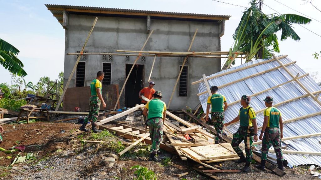 Gotong Royong Pemulihan: Divif 3 Kostrad Bergerak Bersama Pasca Angin Kencang Melanda Gowa