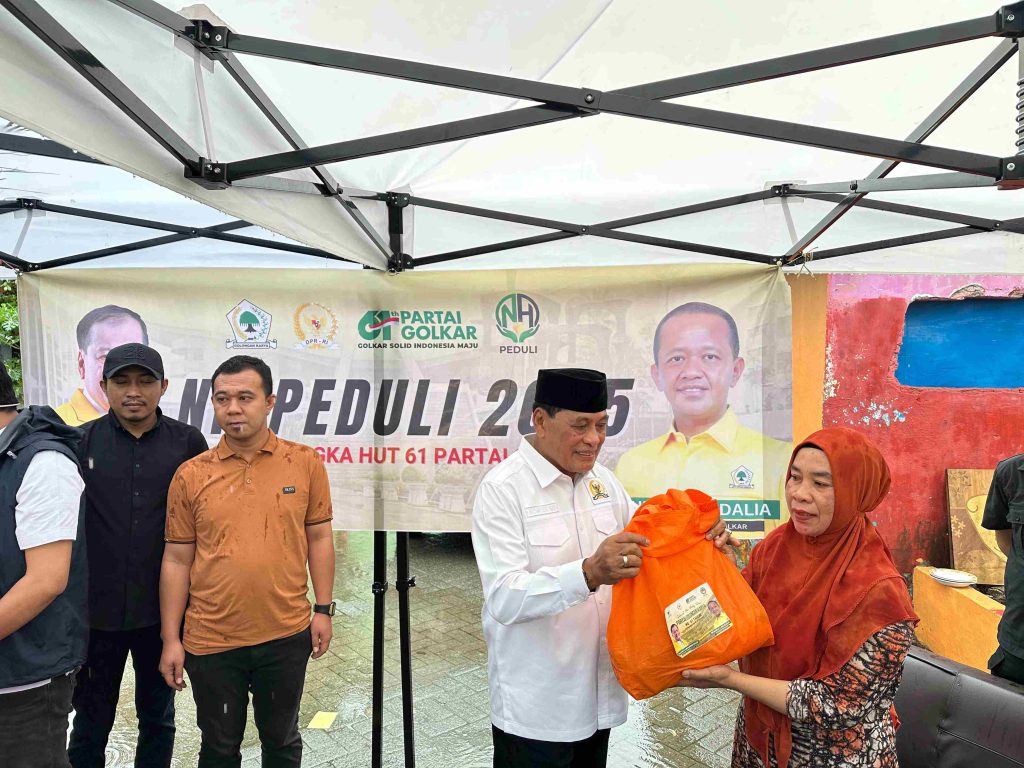 Dalam Rangka HUT Golkar ke-61, Wakil Ketua Komisi VI DPR RI Nurdin Halid Bagikan 1.000 Paket Sembako di Kabupaten Maros