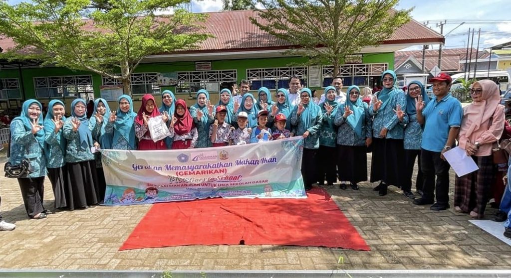TP PKK Sulsel dan TP PKK Maros Serahkan Paket Olahan Ikan di SDN 136 Inpres Bonto Tallasa