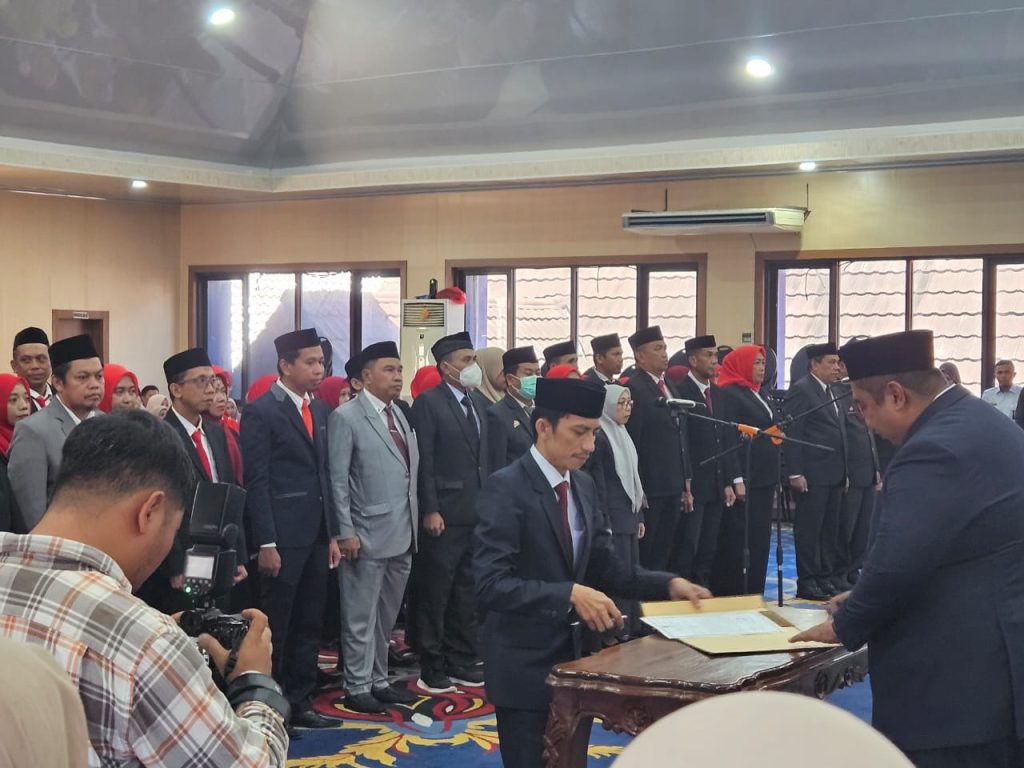 Penyegaran Birokrasi Maros: Bupati Chaidir Syam Lantik 30 Pejabat, Tekankan Amanah dan Profesionalisme