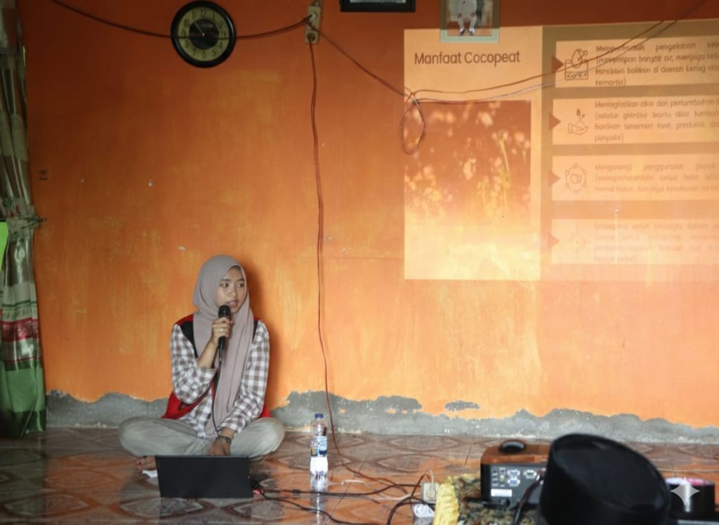 Inovasi Hijau di Desa Minasa Upa: Mahasiswa KKN Unhas Sulap Limbah Sabut Kelapa Menjadi Cocopeat