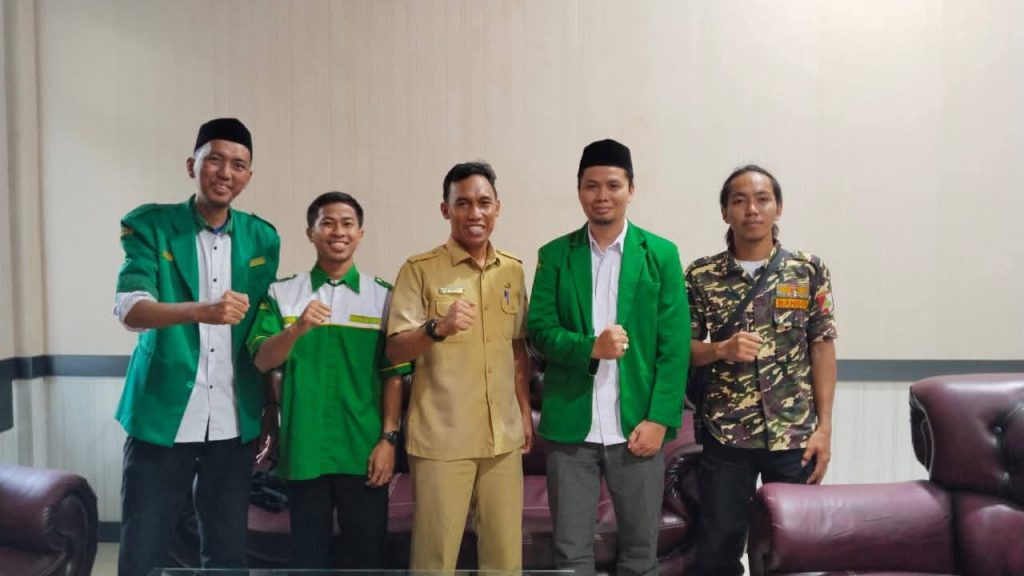 Camat Bontoa Terima Kunjungan Mahasiswa KKN Unhas dan Pemuda Ansor: Bahas Inovasi Garam hingga Peran Pemuda