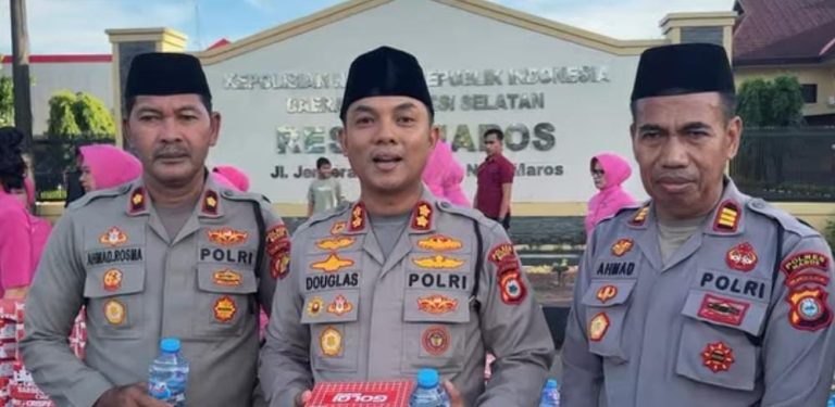 “Dipimpin Kapolres, Polres Maros Gelar Aksi Berbagi Takjil di Hari Pertama Ramadhan”