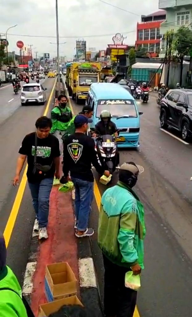 Komunitas Grab Maros Gelar “KOLAK” Berbagi Berkah Ramadan, Bagikan 500 Paket Takjil dan Santuni Panti Asuhan
