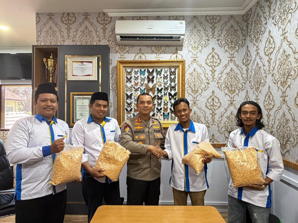 Dukung Ketahanan Pangan, Kapolres Maros Berikan Bibit Jagung Kepada IKA-PMII Maros