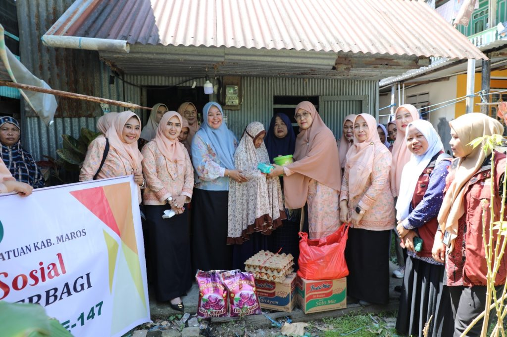 Peringati Hari Kartini 2026, DWP Maros Salurkan Sembako di Empat Titik