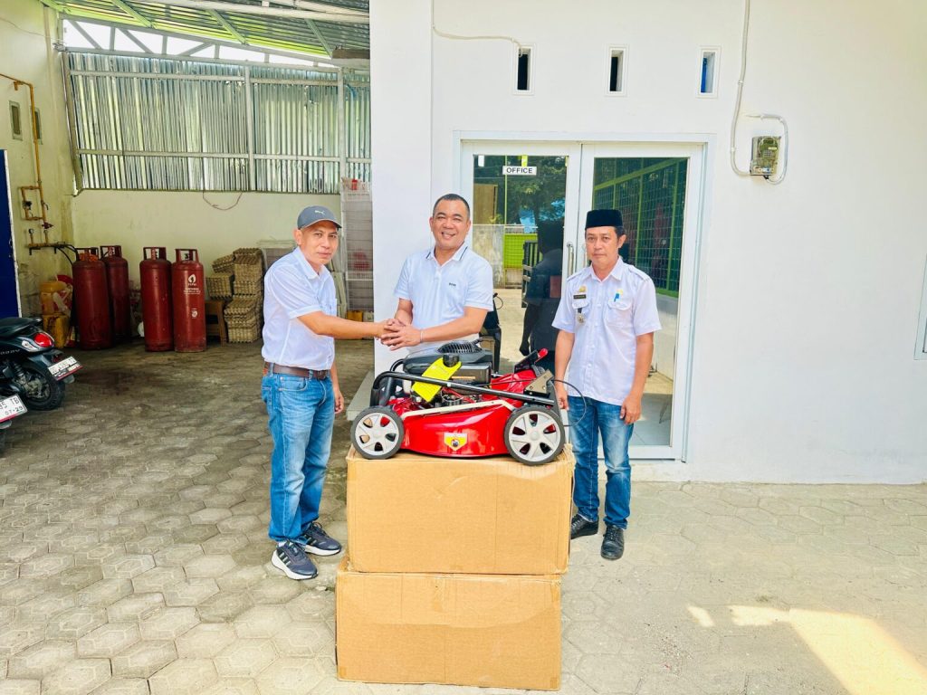 Wujudkan Aspirasi Reses, Andi Patarai Amir Serahkan Bantuan Mesin Rumput di Maros