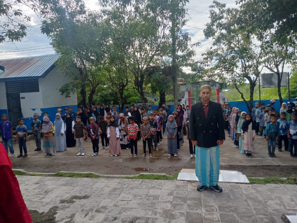Guru dan Kepala Sekolah UPTD SPF SDN 80 Kuri Lompo Jadi Petugas Upacara Hardiknas 2026