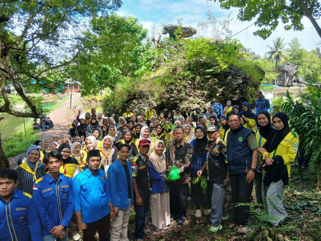 Hijaukan Desa, Mahasiswa UIM Tanam 1.000 Pohon Buah di Wisata Istana Karts Botolempangan