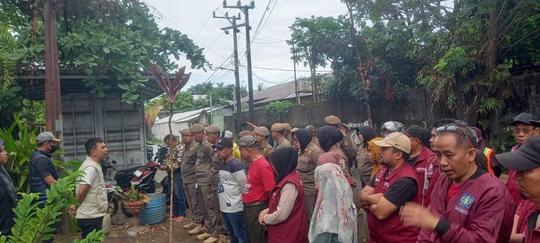 Kembalikan Fungsi Fasum, Pemerintah Kecamatan Panakkukang Tertibkan 16 Lapak di Kampung Barawajah