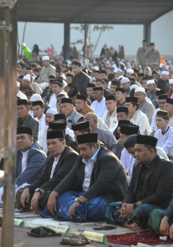 Bupati dan Wabup Maros Salat Idul Adha di Lapangan Pallantikang