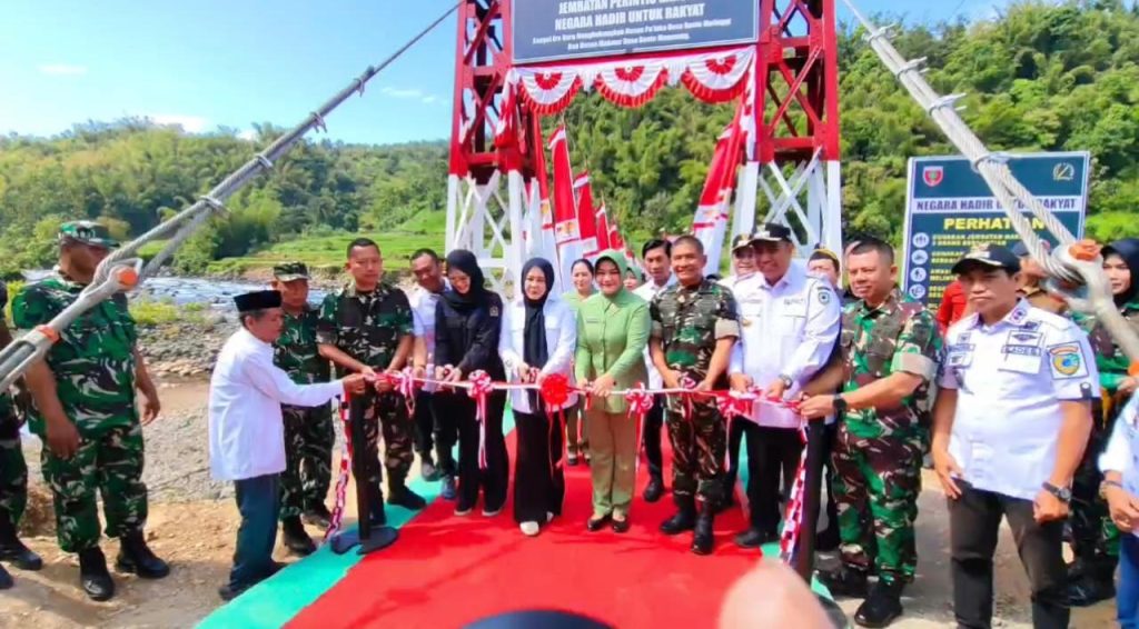 Dibangun TNI Dan Warga , Bupati maros Resmikan Jembatan Garuda Merah Putih di Tompobulu