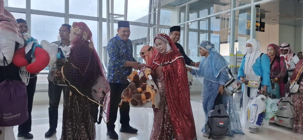 Kilau “Bling-Bling” dan Sambutan Hangat Bupati Maros Menjemput Jemaah Haji di Sultan Hasanuddin