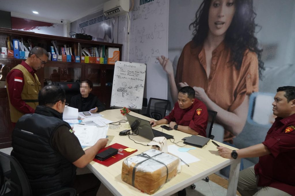PENGEMBANGAN KASUS KORUPSI DISDIK SULSEL: PENYIDIK KEJATI GELEDAH KANTOR REKANAN SWASTA