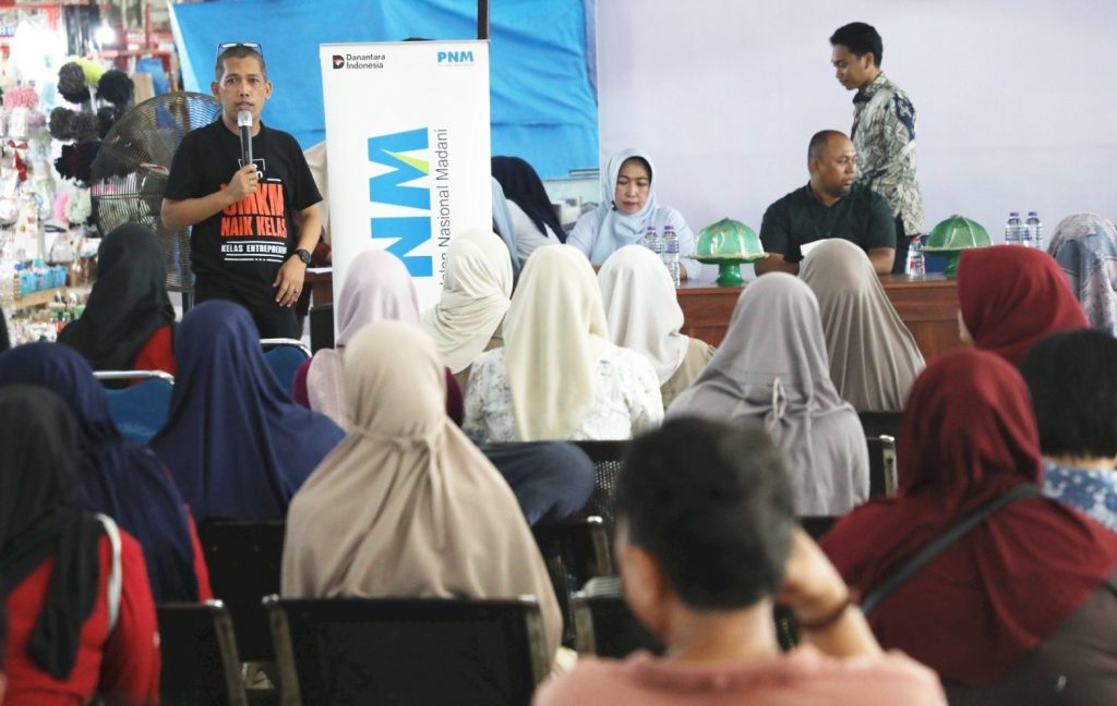 *PEDAGANG PASAR RAKYAT SALEWANGANG MAROS DIBEKALI KETERAMPILAN PEMASARAN DIGITAL DAN PEMANFAATAN AI*