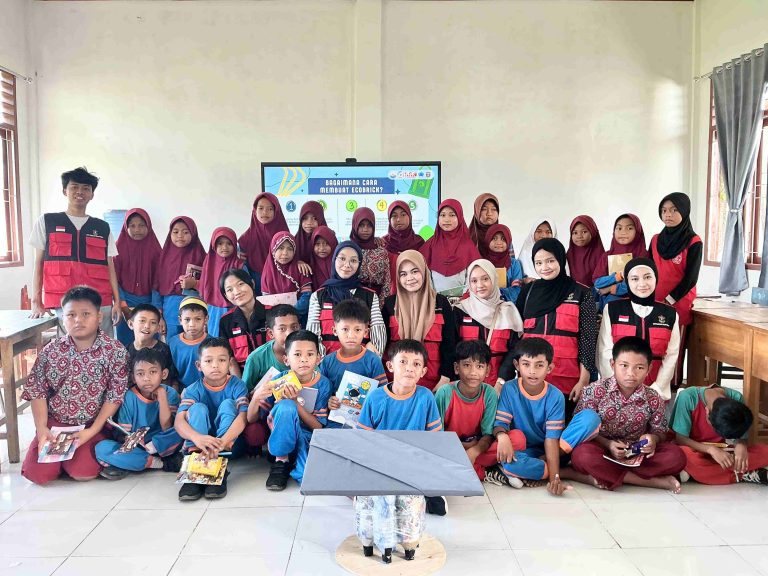 Sahabat Laut Cilik, Mahasiswa KKN Unhas Tanamkan Kepedulian Ekosistem Laut Melalui Pelatihan Pembuatan Ecobrick di SD Inpres Panoang