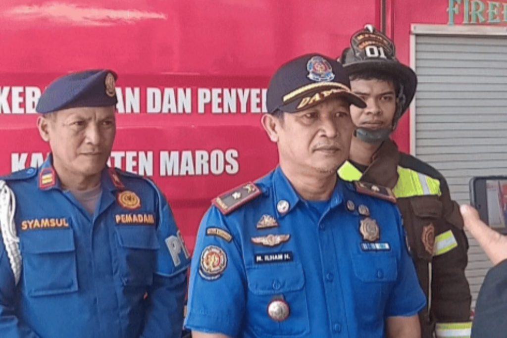 Damkar Maros Lakukan Penyiraman di TPA Sampah