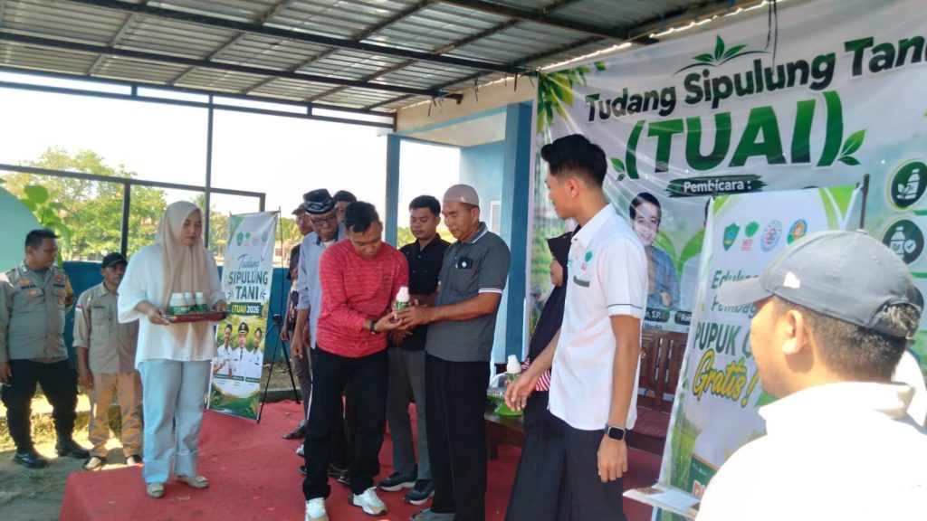 TUAI 2026, Pemuda Tani HKTI Maros Bagikan Pupuk Cair Di Tunikamaseang
