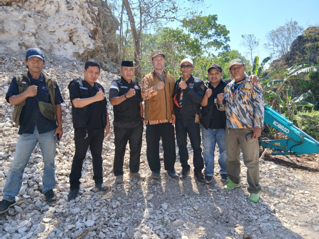 Kepala Desa Botolempangan, Dr. Muhammad Warif, Bersama Ormas Menyidak Langsung Tambang Yang Beroperasi Diduga Ilegal Pada wilayahnya