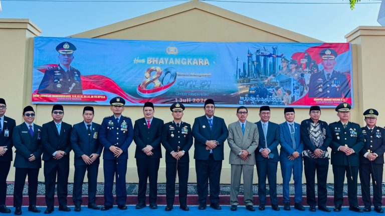 HUT Bhayangkara ke-80 di Maros Berlangsung Meriah: 7 Personel Polres Terima Penghargaan, Kiprah Bhabinkamtibmas Rintis TPA Pakai Dana Pribadi Jadi Sorotan