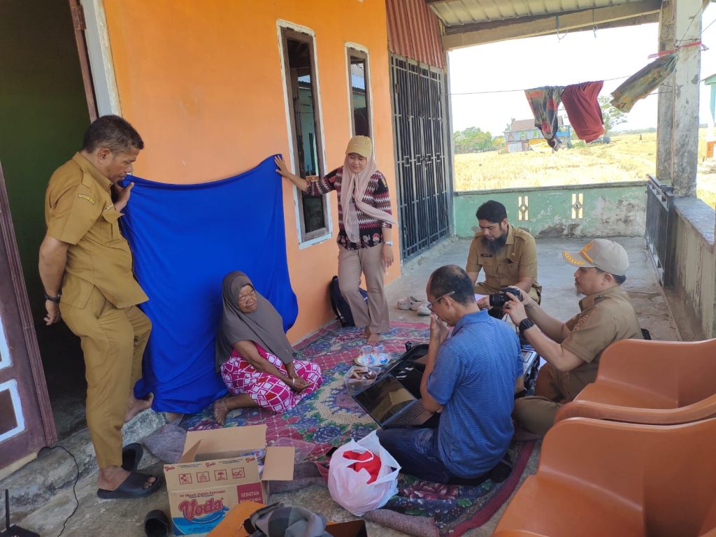Jangkau Warga Rentan, Tim Sitanduk Disdukcapil Maros Jemput Bola Perekaman KTP-el hingga Pematang Sawah