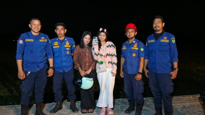 Damkar Maros Bantu Warga Cari HP Jatuh ke Selokan di Jalan Baru Mamminasata