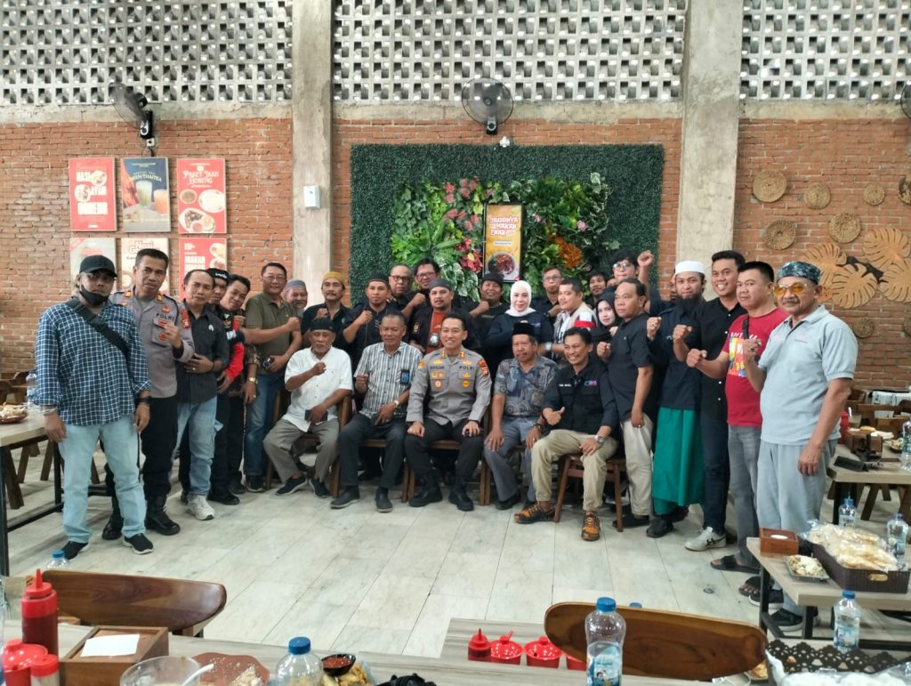 Kapolres Maros Silaturahmi dengan Awak Media di Warkop Azhara, Perkuat Sinergi dan Keterbukaan Informasi