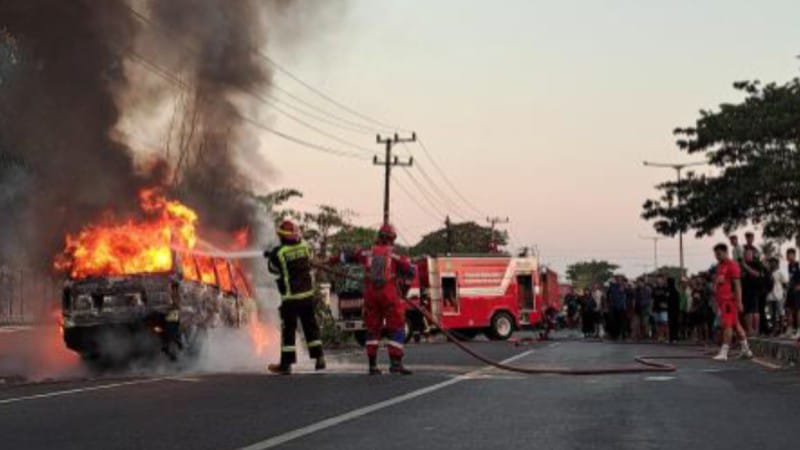 Pete-Pete Muat Sembako Terbakar di Jalan Poros Maros, Sopir Alami Luka Bakar