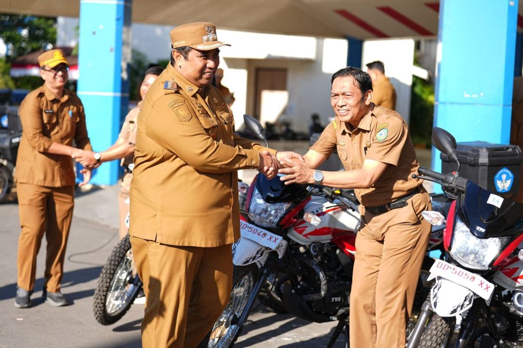 Guru Pelosok Maros Dapat Bantuan Motor Semitrail Dari Pemkab Maros