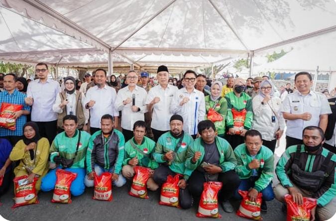 Andi Sudirman Dampingi Zulhas Salurkan Bantuan Pangan di Makassar